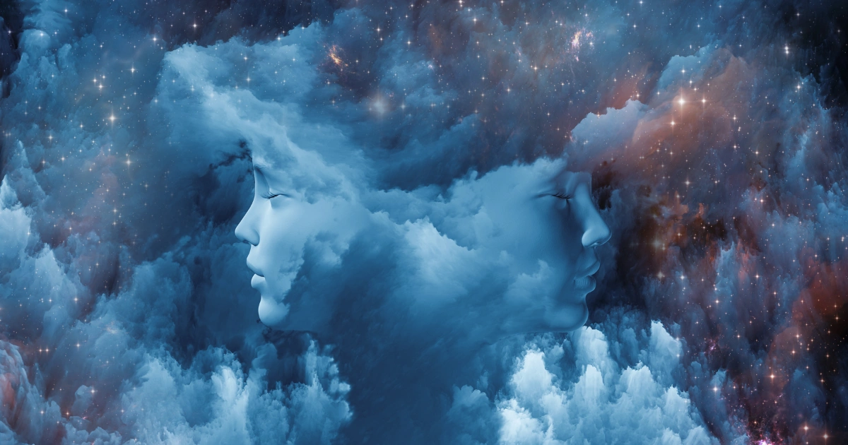 Zwei Gesichter in Wolken und Sternen am Nachthimmel – Sinnbild für die Welt der Traumsymbole