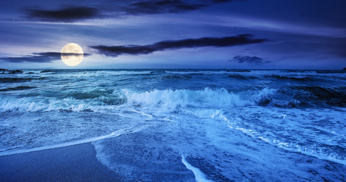 Meer bei Vollmond in der Nacht – Sinnbild für das Träumen von Wasser
